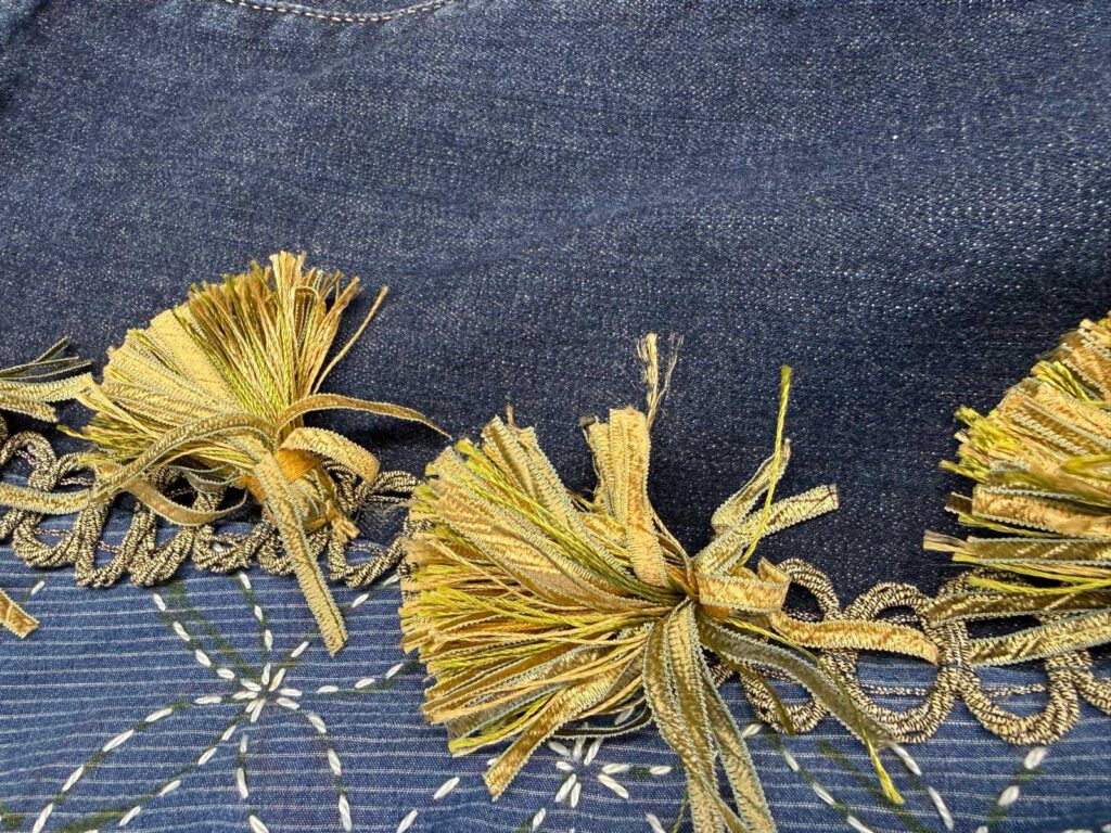 Stoff mit goldenen Nähten